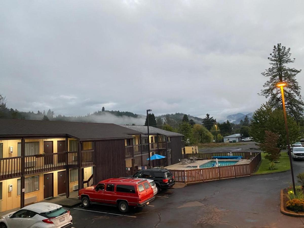 Oakridge Inn & Suites Exteriör bild