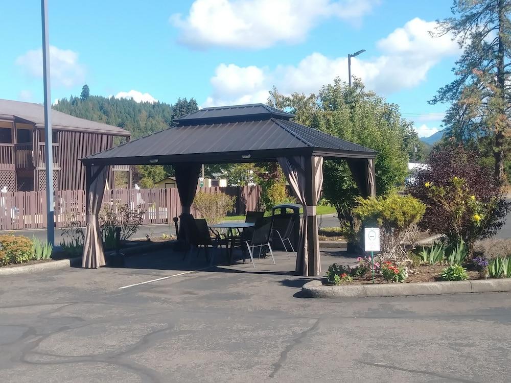 Oakridge Inn & Suites Exteriör bild