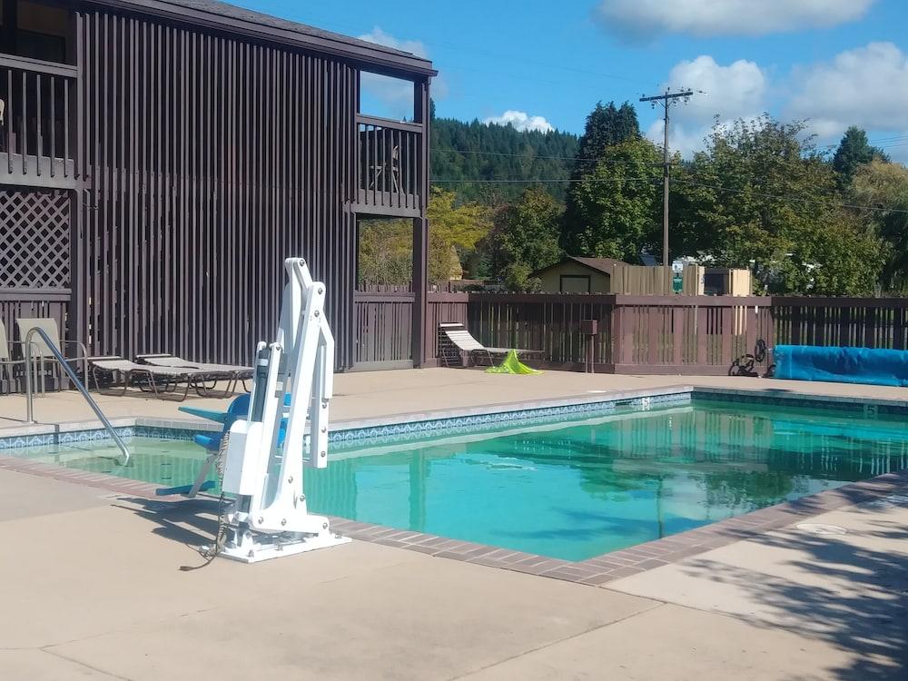 Oakridge Inn & Suites Exteriör bild