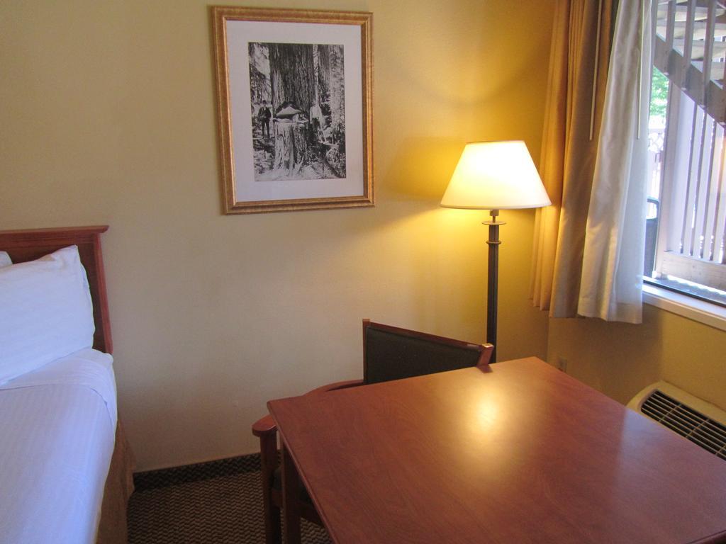 Oakridge Inn & Suites Exteriör bild