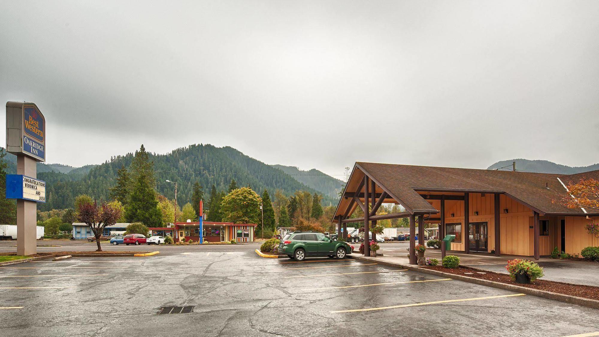Oakridge Inn & Suites Exteriör bild