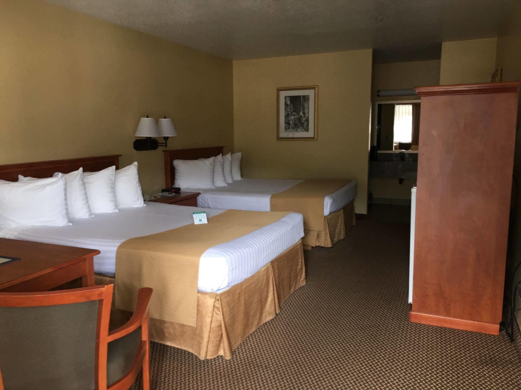 Oakridge Inn & Suites Exteriör bild